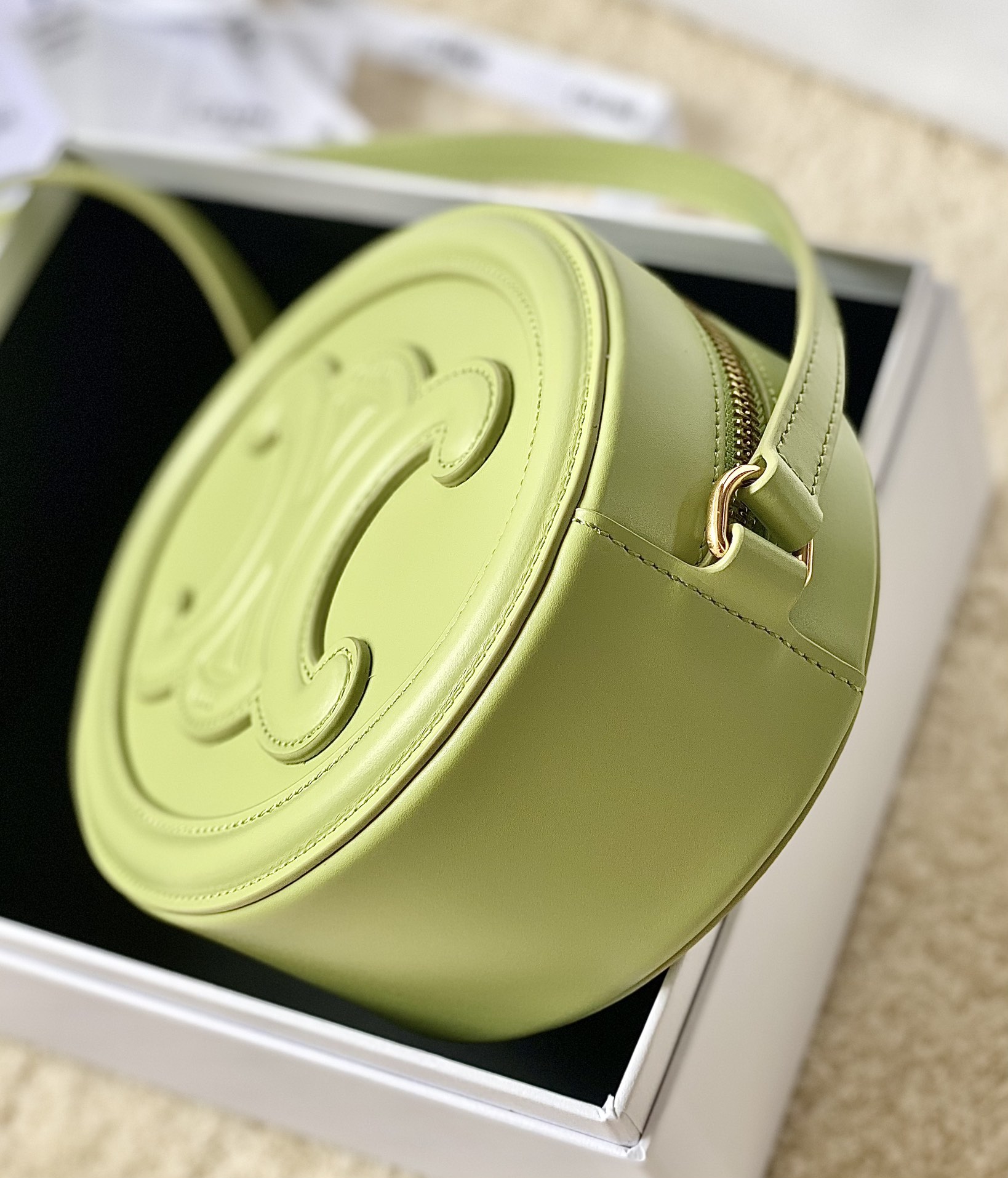 Ce**e oval bag cuir triomphe