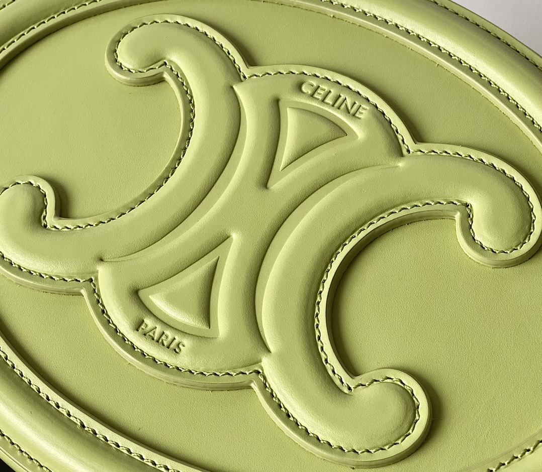 Ce**e oval bag cuir triomphe