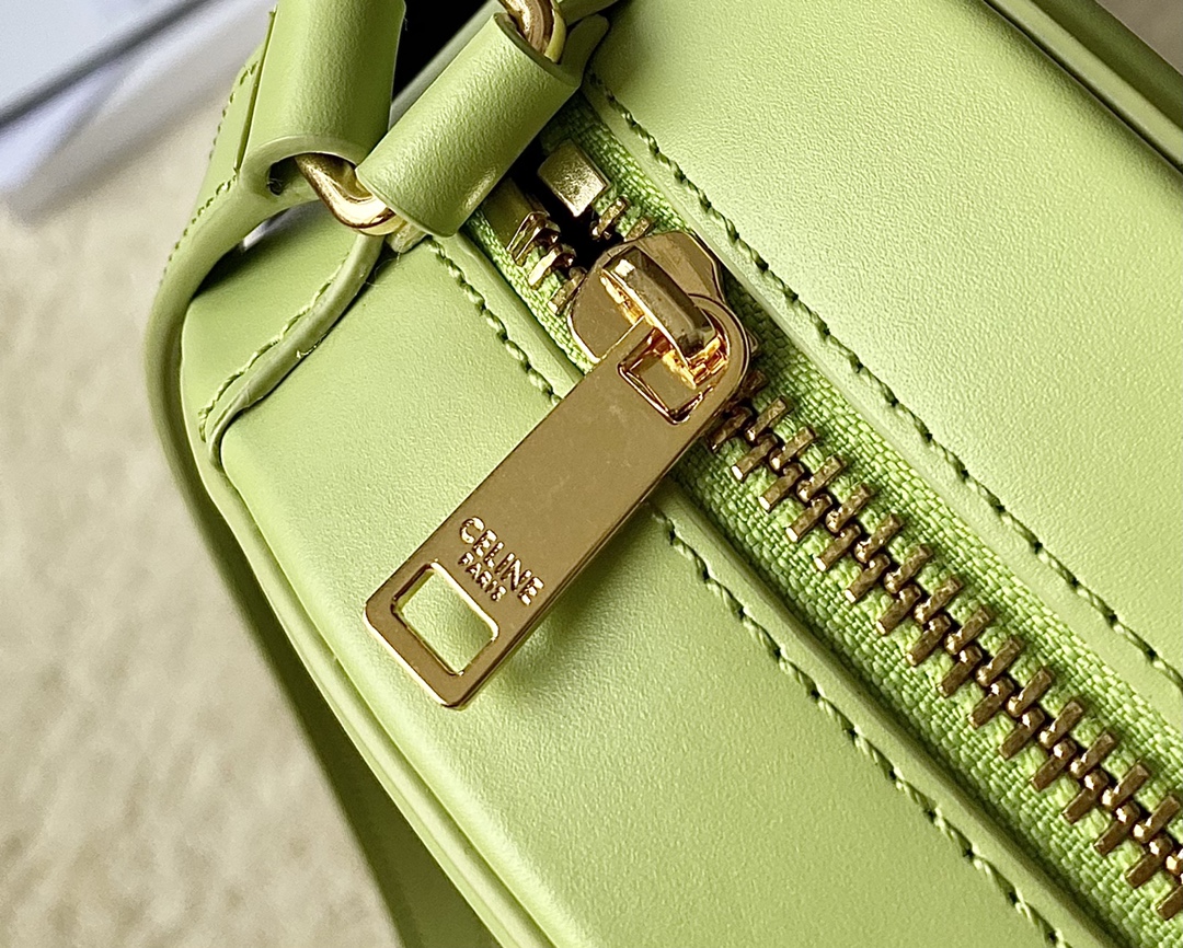 Ce**e oval bag cuir triomphe
