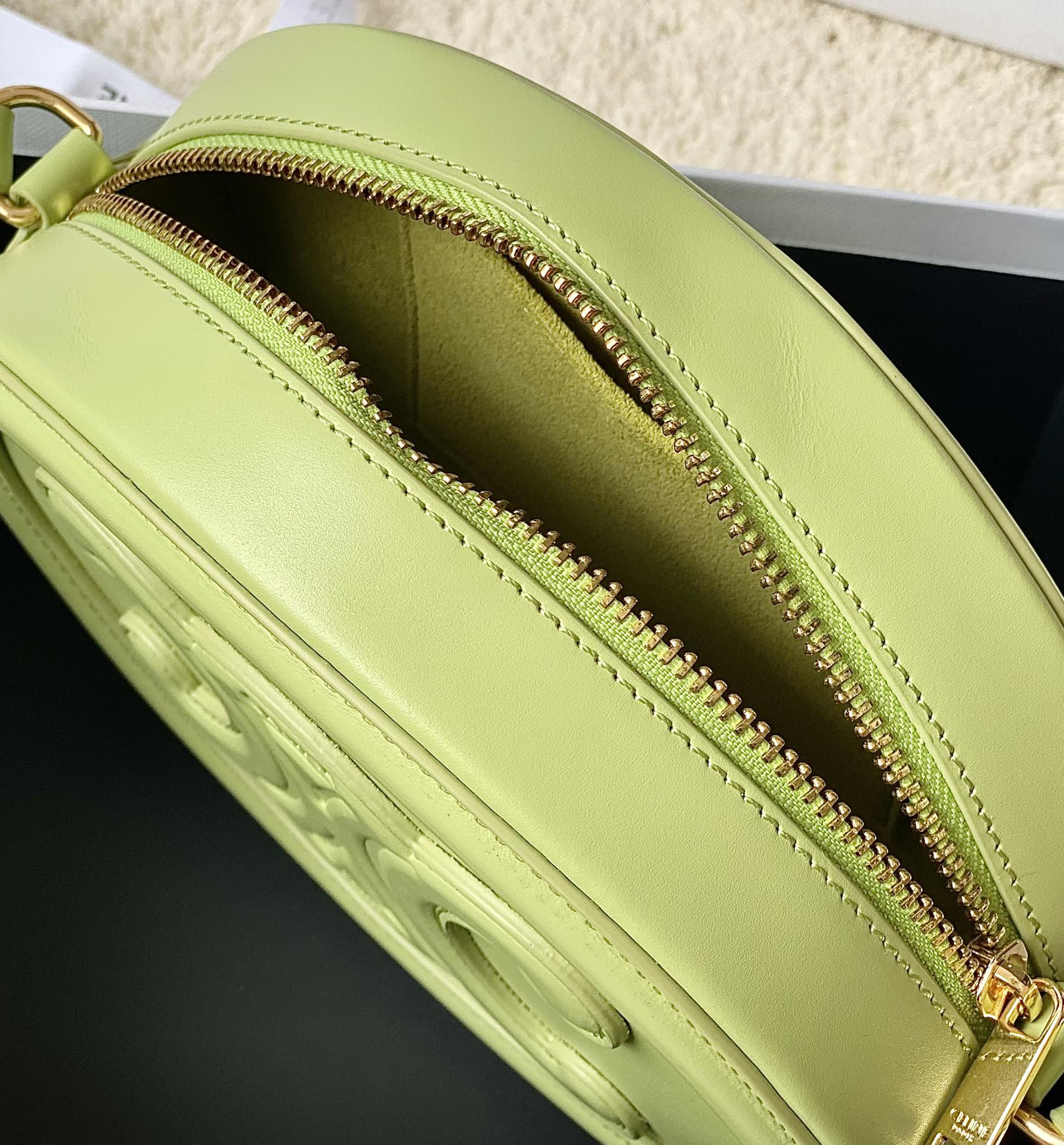 Ce**e oval bag cuir triomphe
