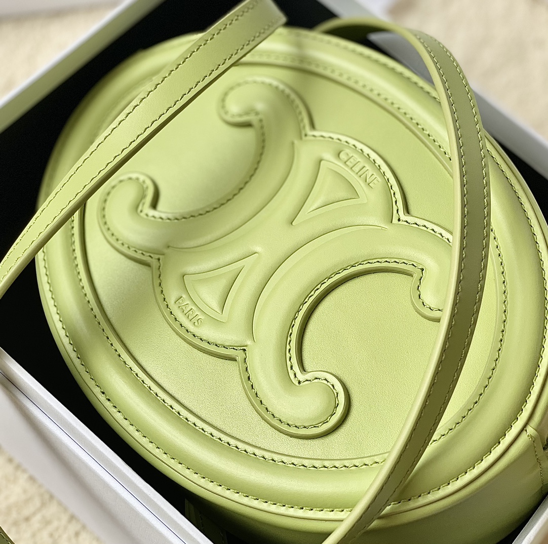 Ce**e oval bag cuir triomphe