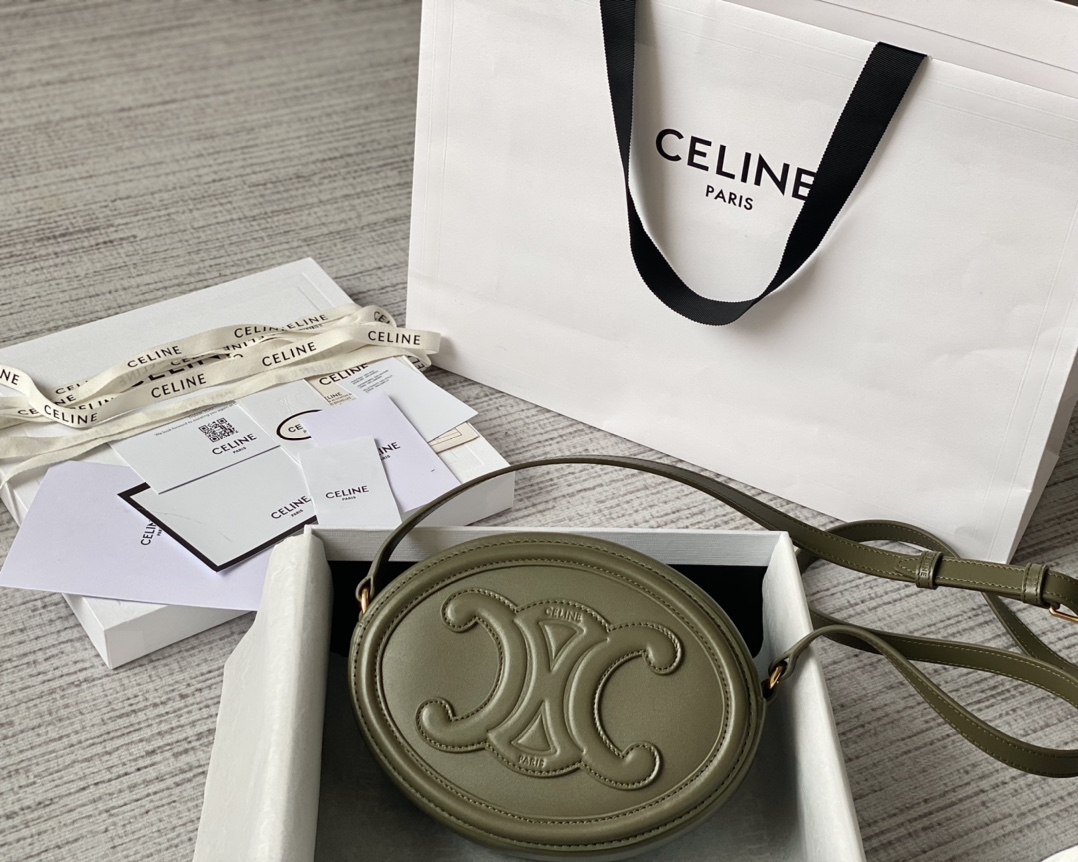 Ce**e oval bag cuir triomphe