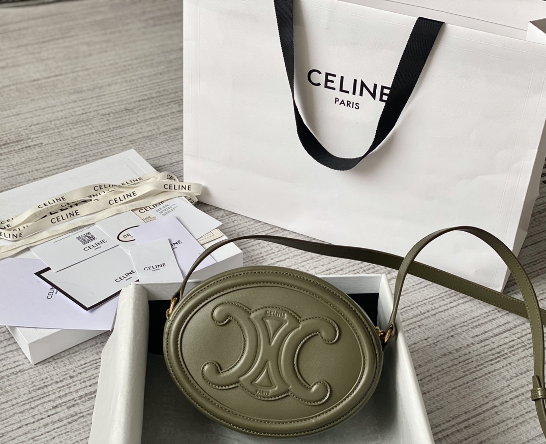Ce**e oval bag cuir triomphe