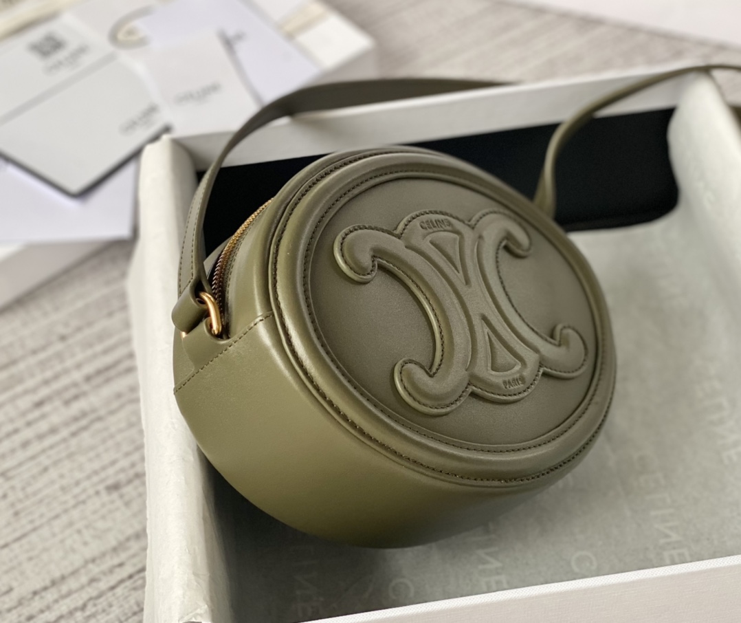 Ce**e oval bag cuir triomphe