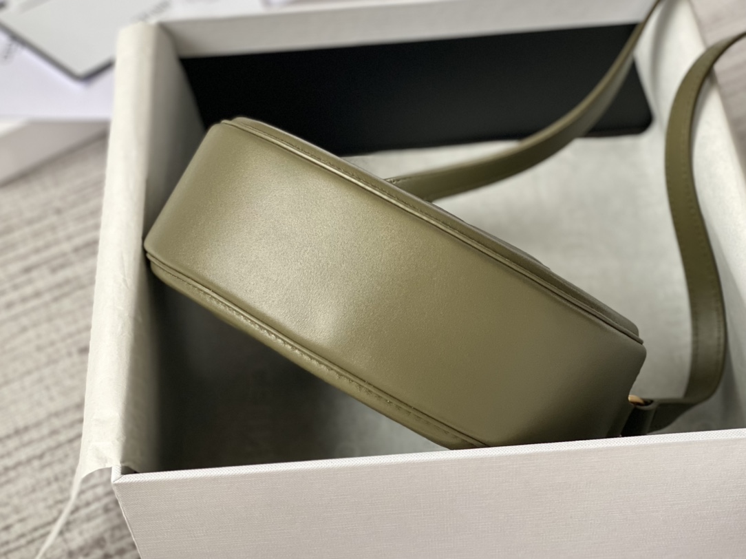 Ce**e oval bag cuir triomphe