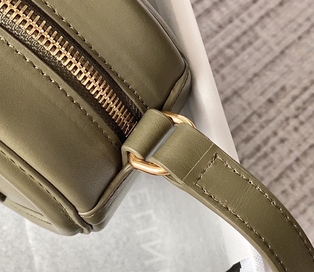 Ce**e oval bag cuir triomphe
