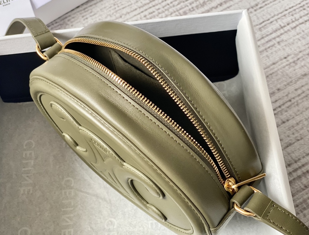 Ce**e oval bag cuir triomphe