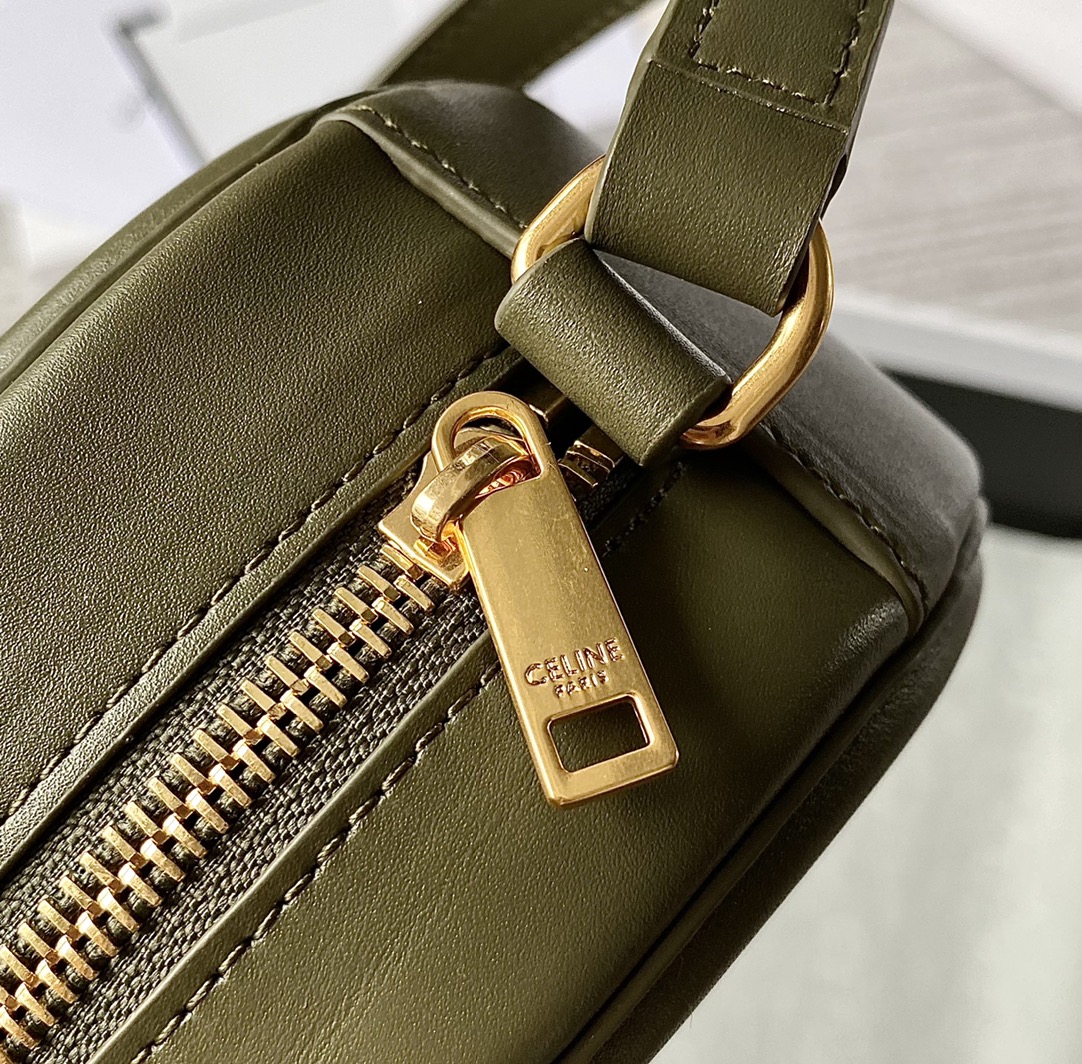 Ce**e oval bag cuir triomphe