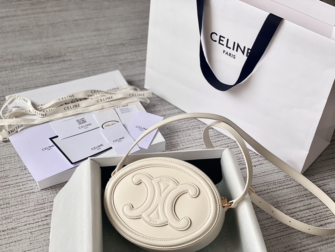 Ce**e oval bag cuir triomphe