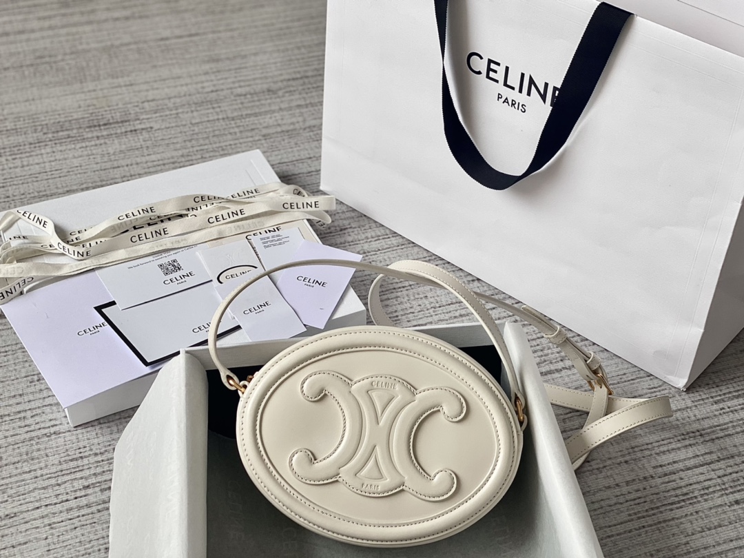 Ce**e oval bag cuir triomphe