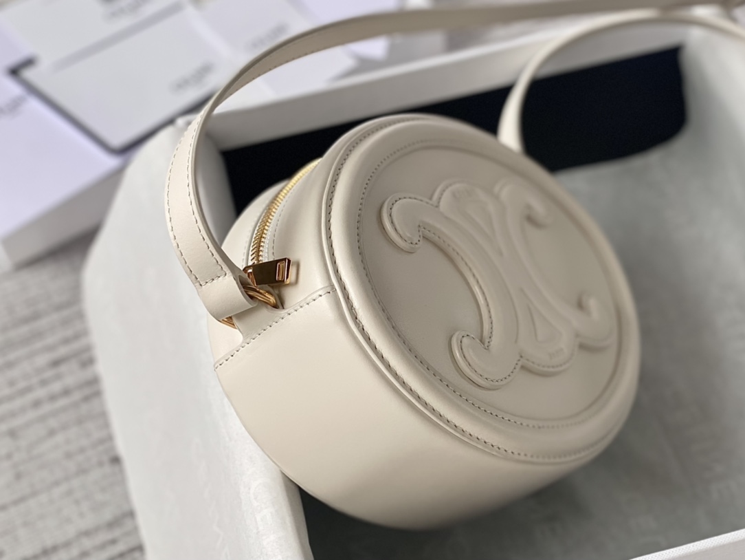 Ce**e oval bag cuir triomphe