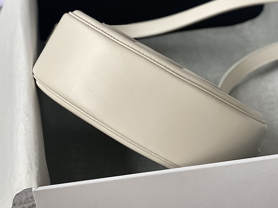 Ce**e oval bag cuir triomphe