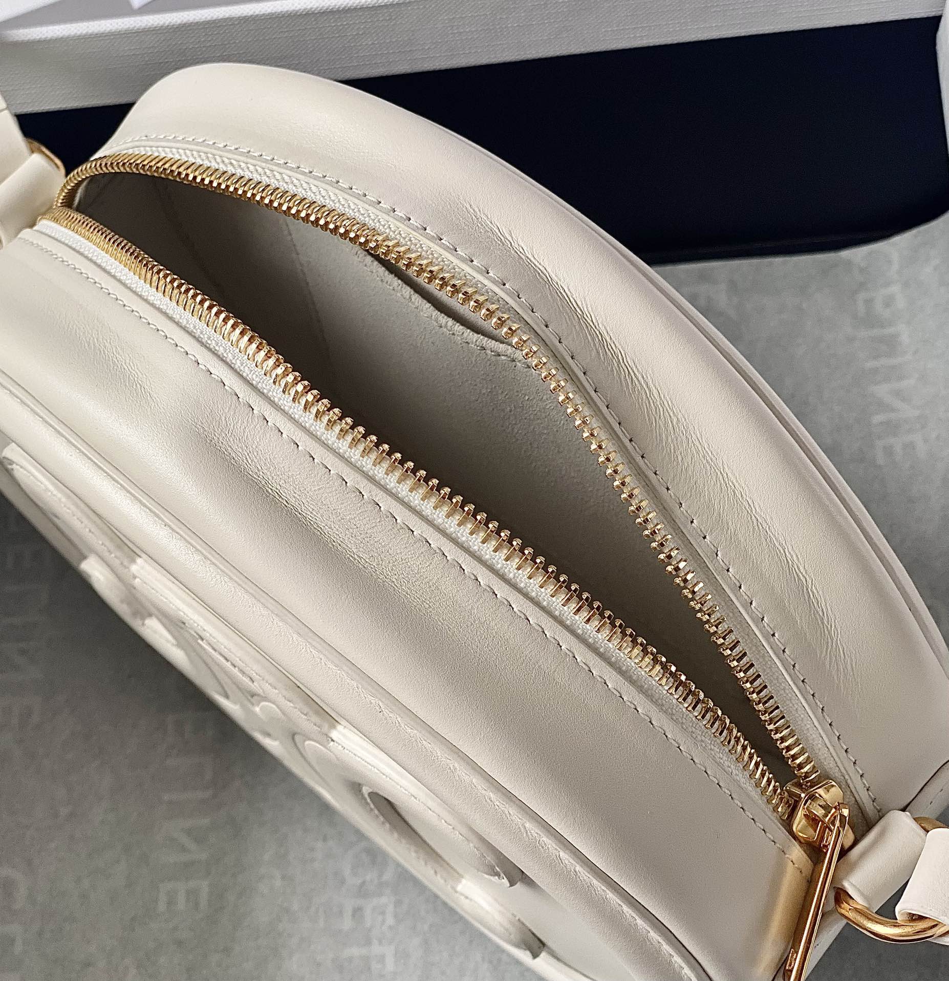 Ce**e oval bag cuir triomphe