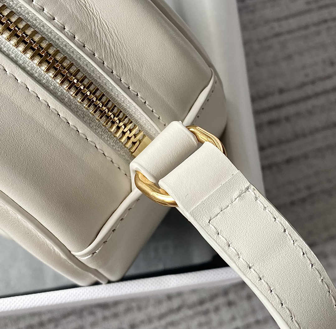 Ce**e oval bag cuir triomphe