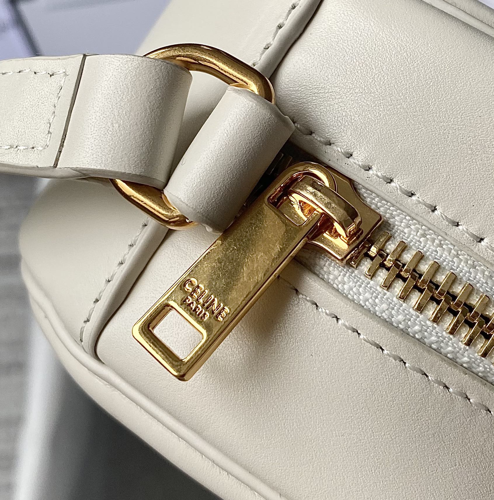 Ce**e oval bag cuir triomphe