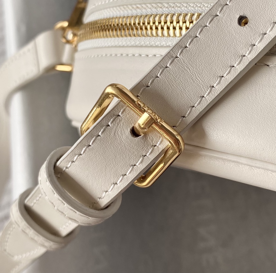 Ce**e oval bag cuir triomphe