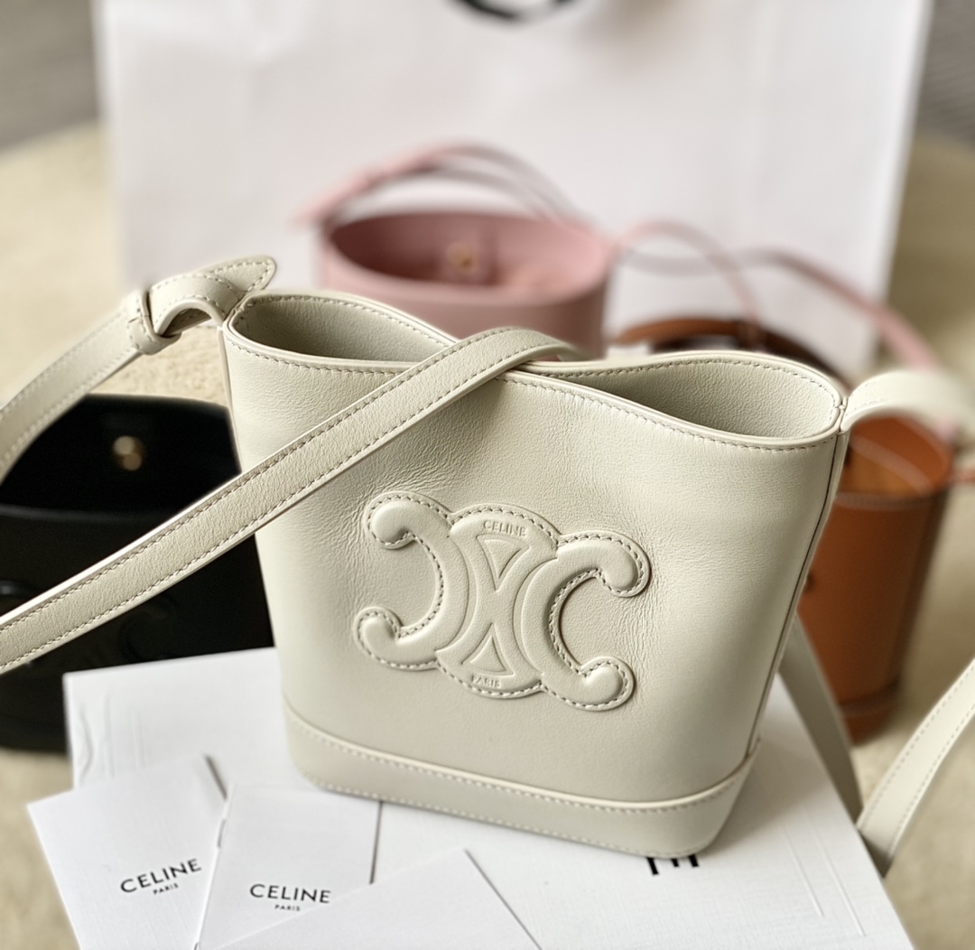 Ce**e mini bucket cuir triomphe