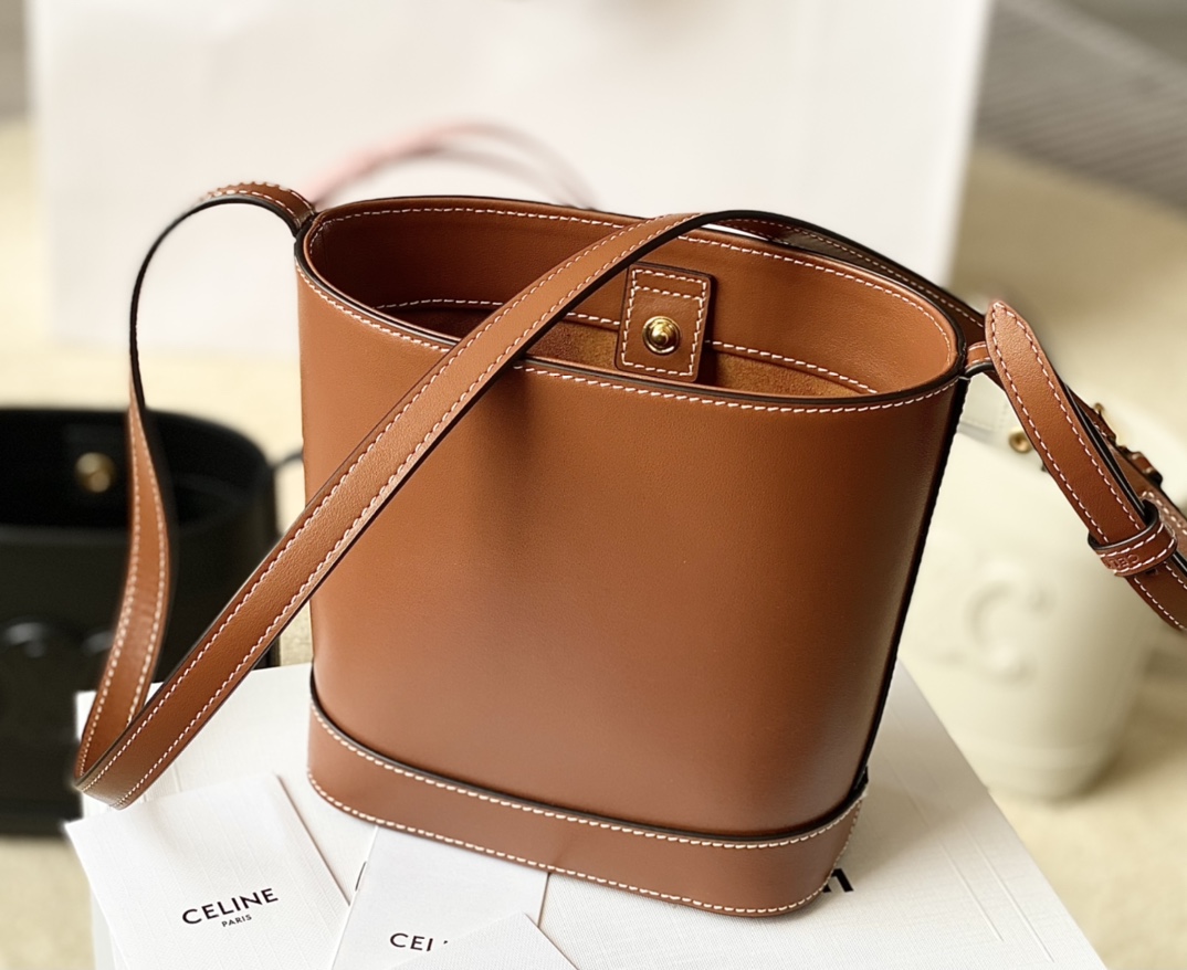 Ce**e mini bucket cuir triomphe
