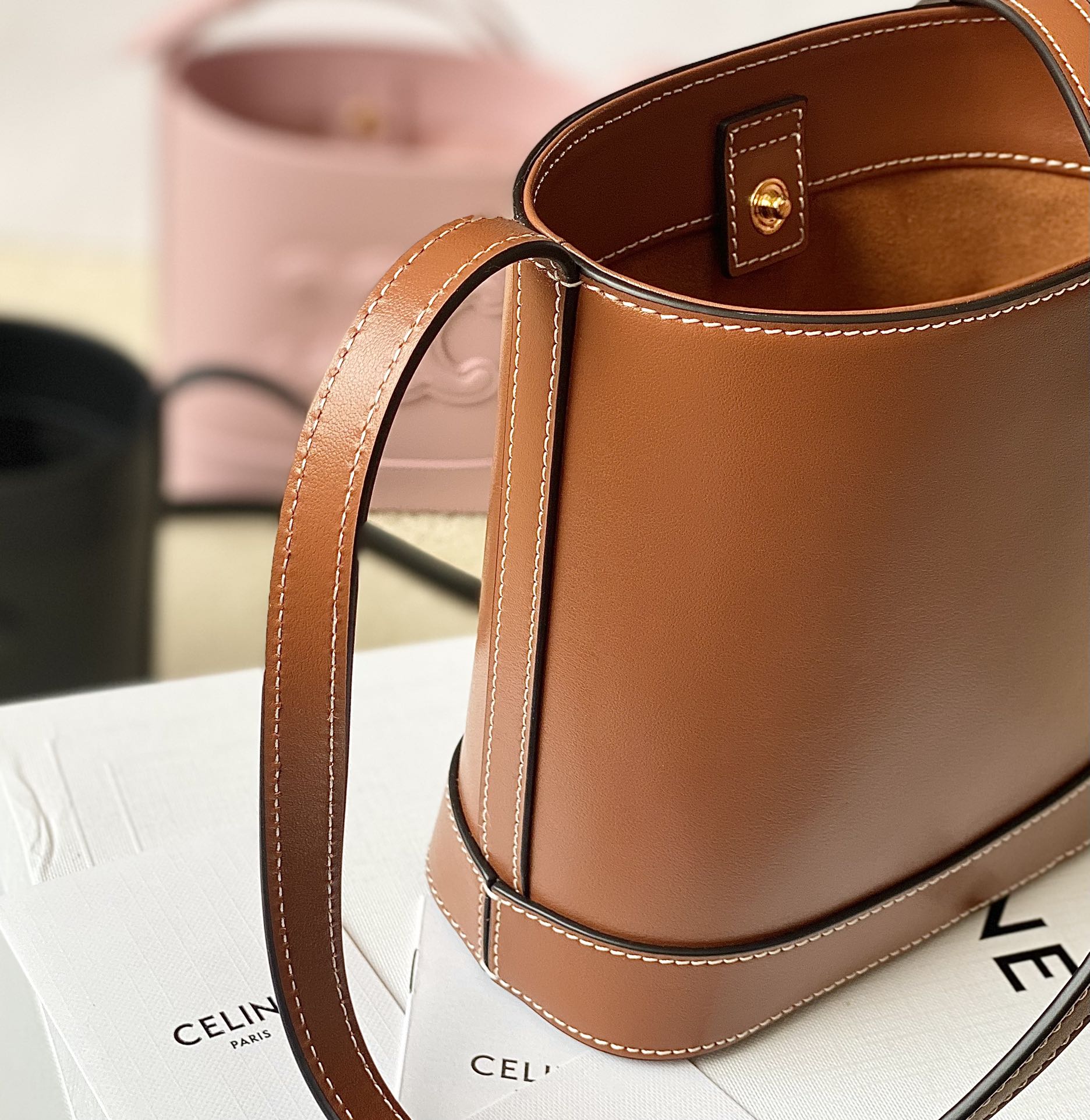 Ce**e mini bucket cuir triomphe