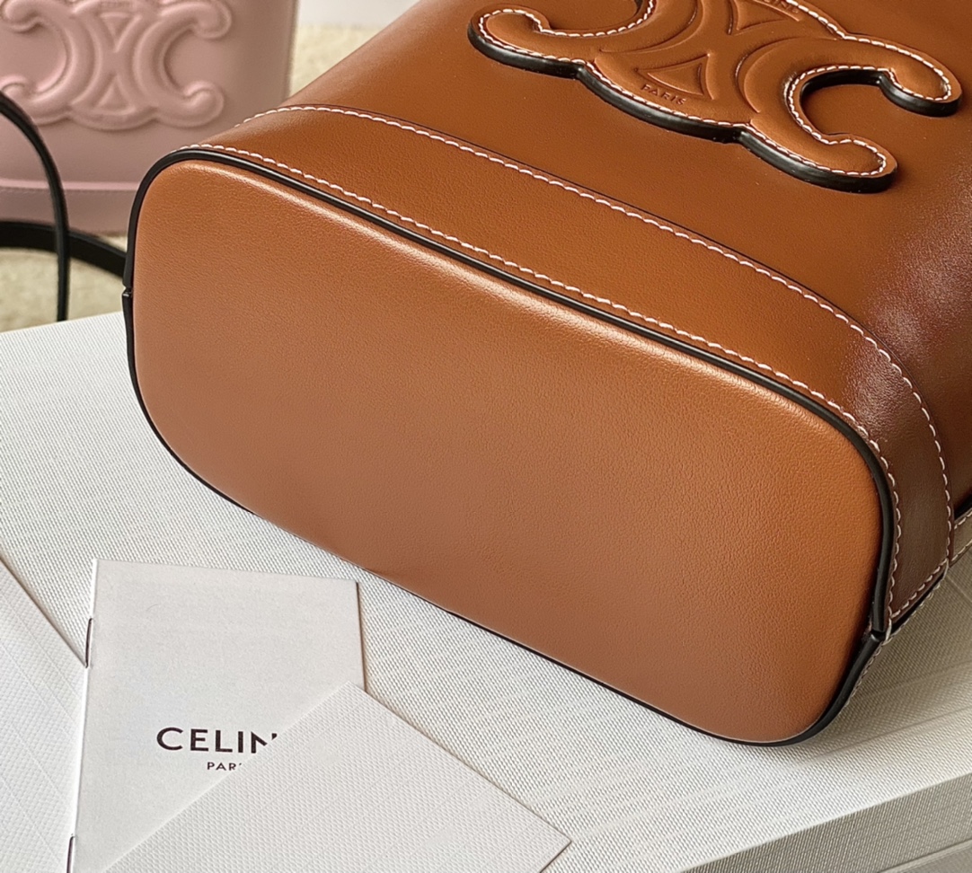 Ce**e mini bucket cuir triomphe