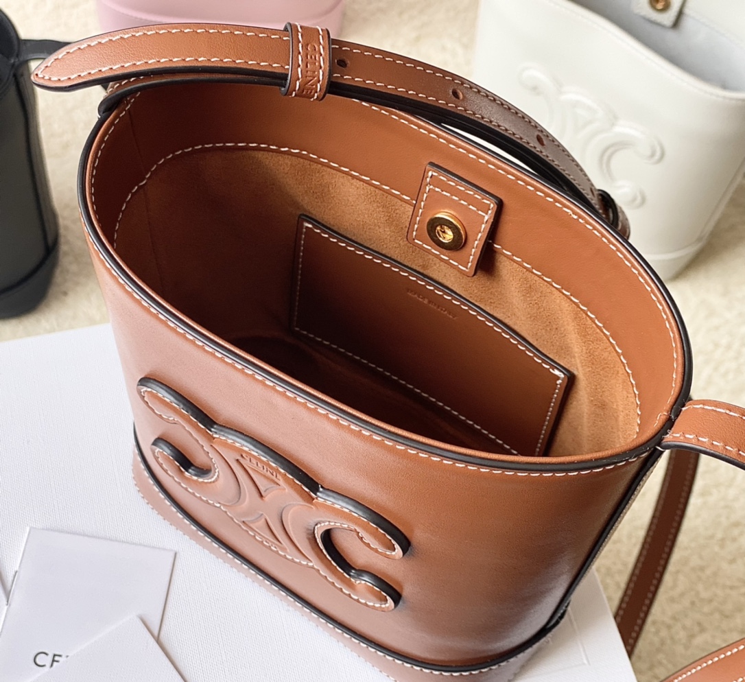 Ce**e mini bucket cuir triomphe