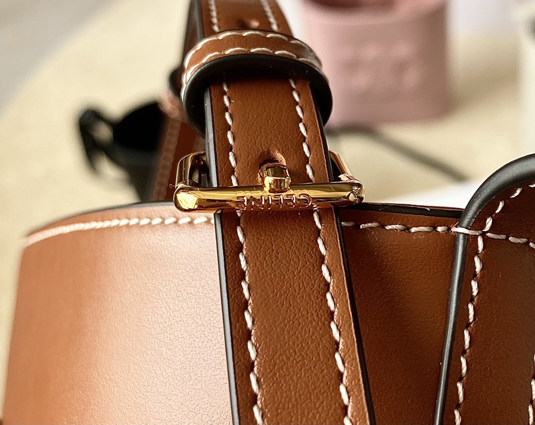 Ce**e mini bucket cuir triomphe