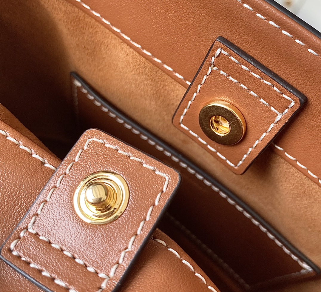 Ce**e mini bucket cuir triomphe
