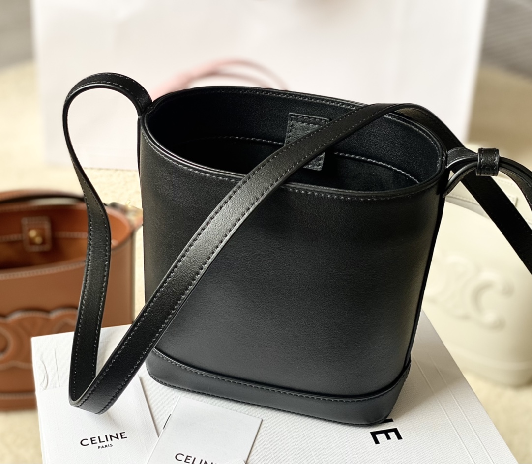 Ce**e mini bucket cuir triomphe