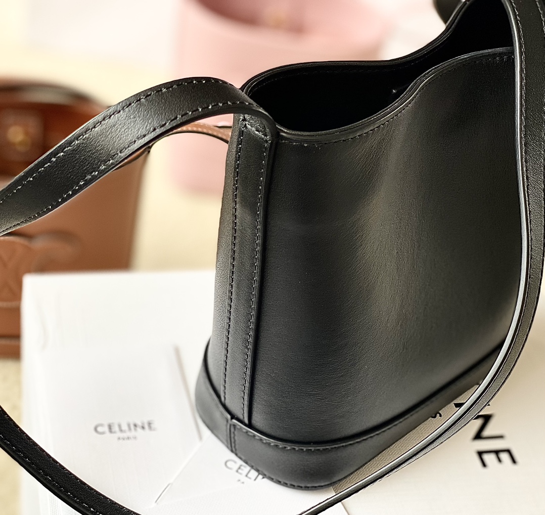 Ce**e mini bucket cuir triomphe