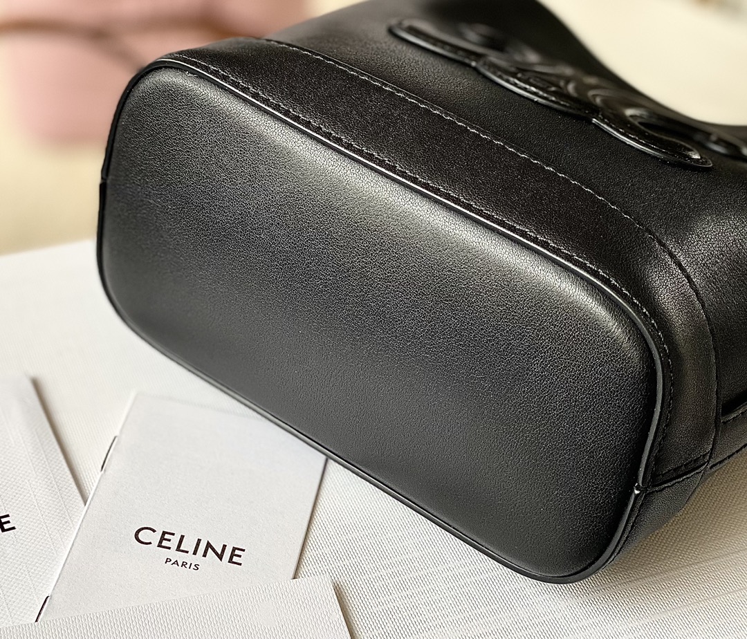 Ce**e mini bucket cuir triomphe
