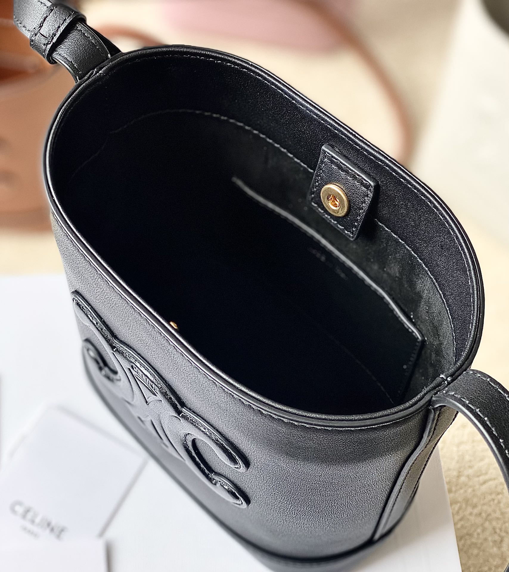 Ce**e mini bucket cuir triomphe