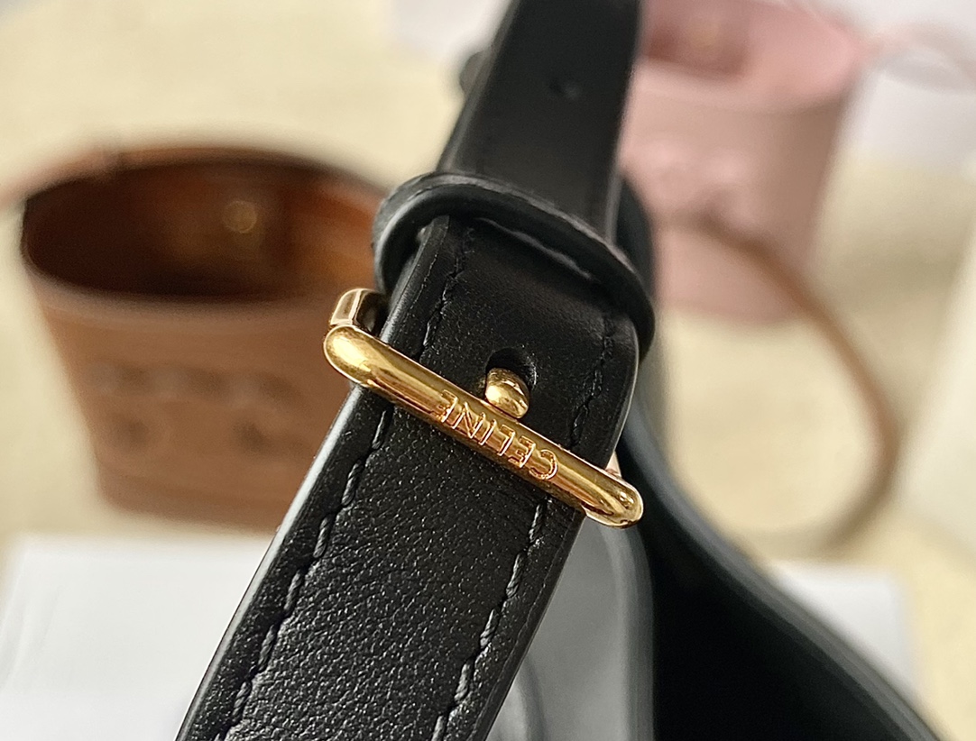 Ce**e mini bucket cuir triomphe
