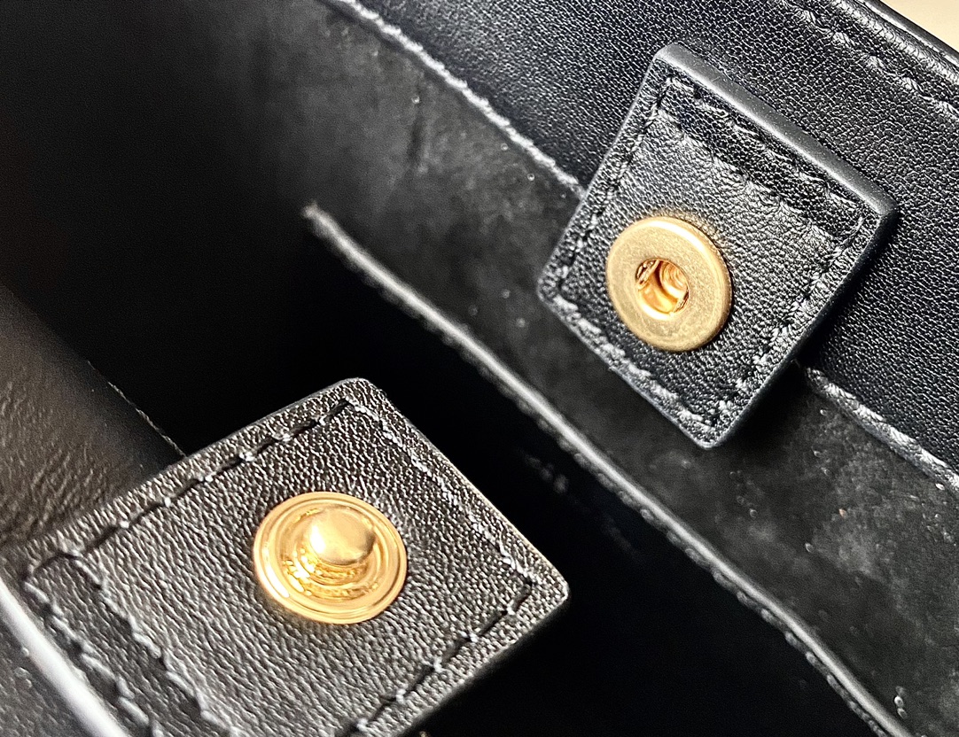 Ce**e mini bucket cuir triomphe
