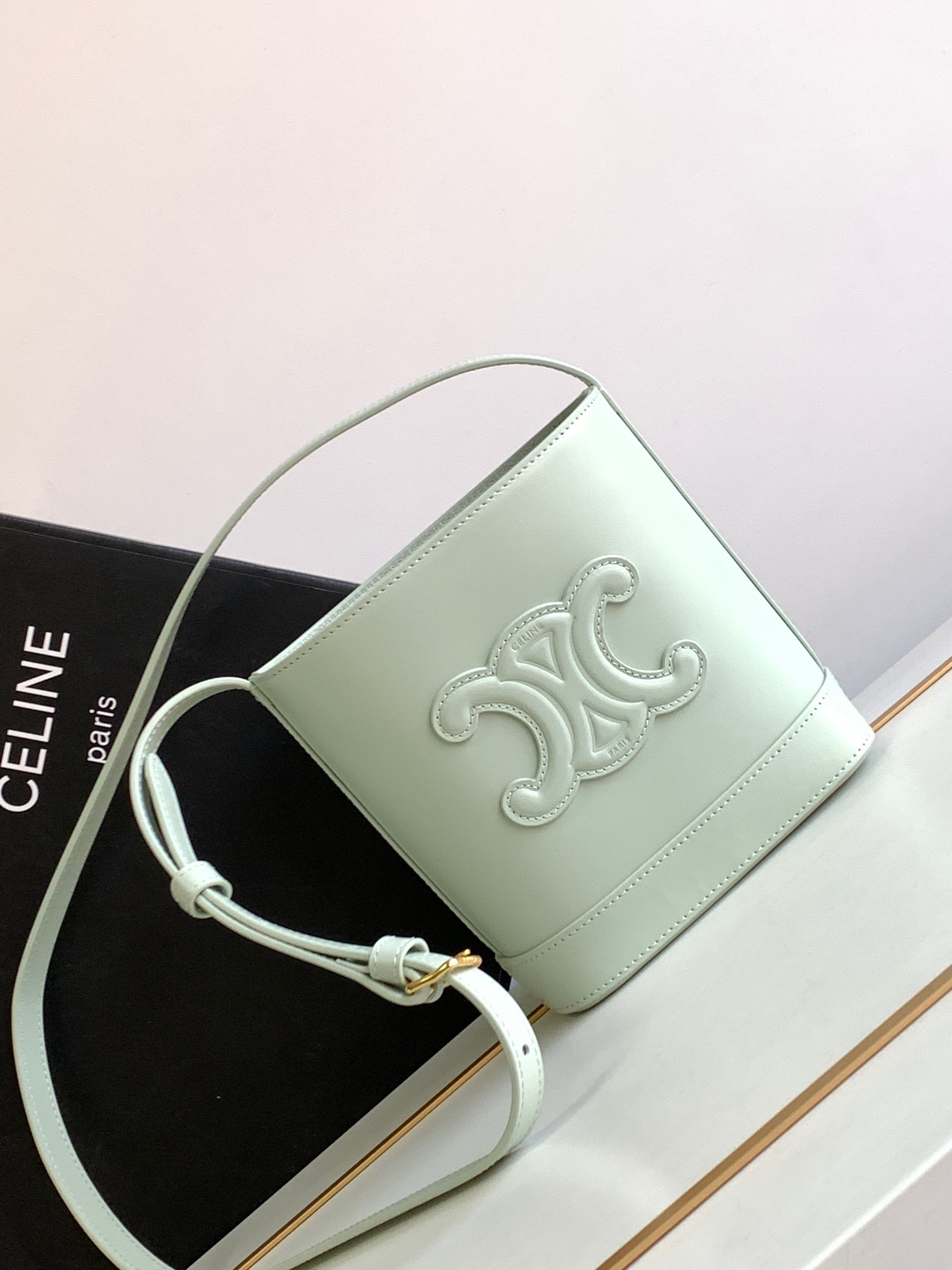 Ce**e mini bucket cuir triomphe