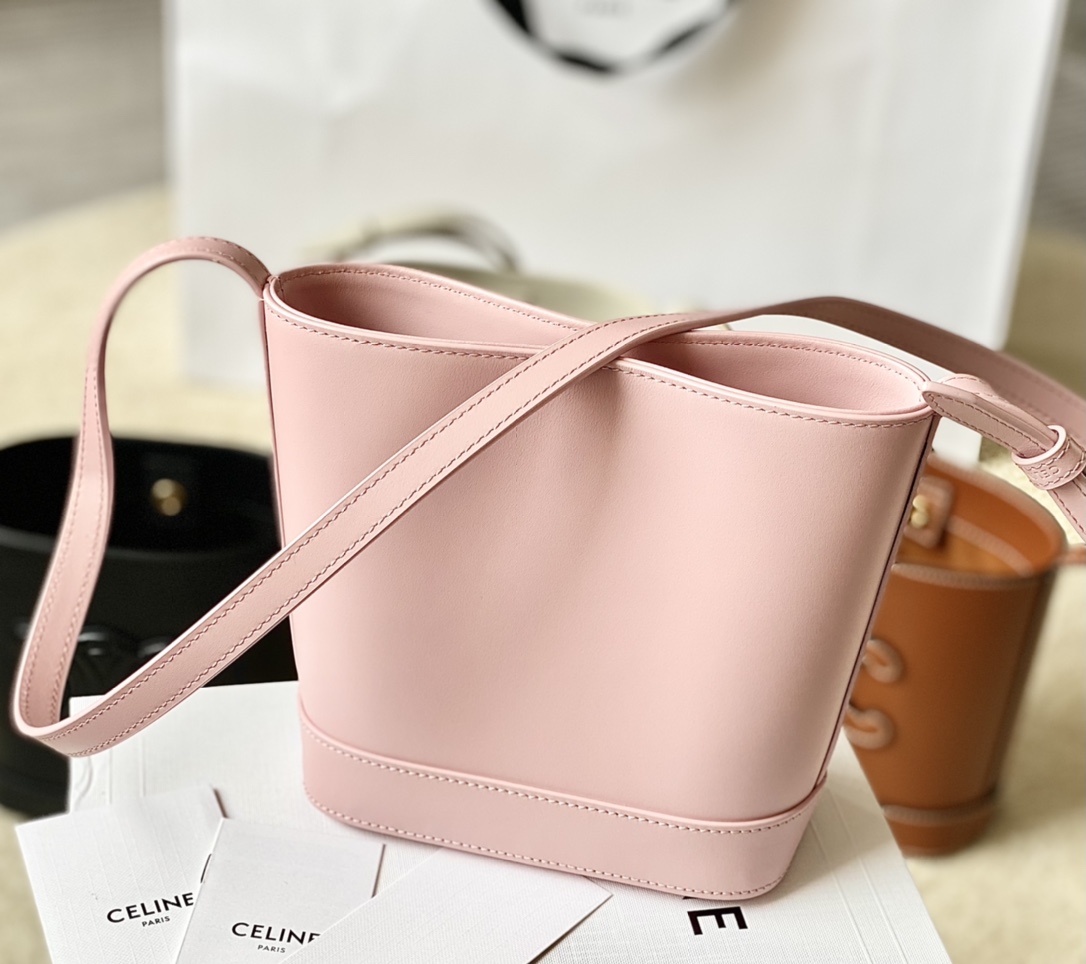 Ce**e mini bucket cuir triomphe