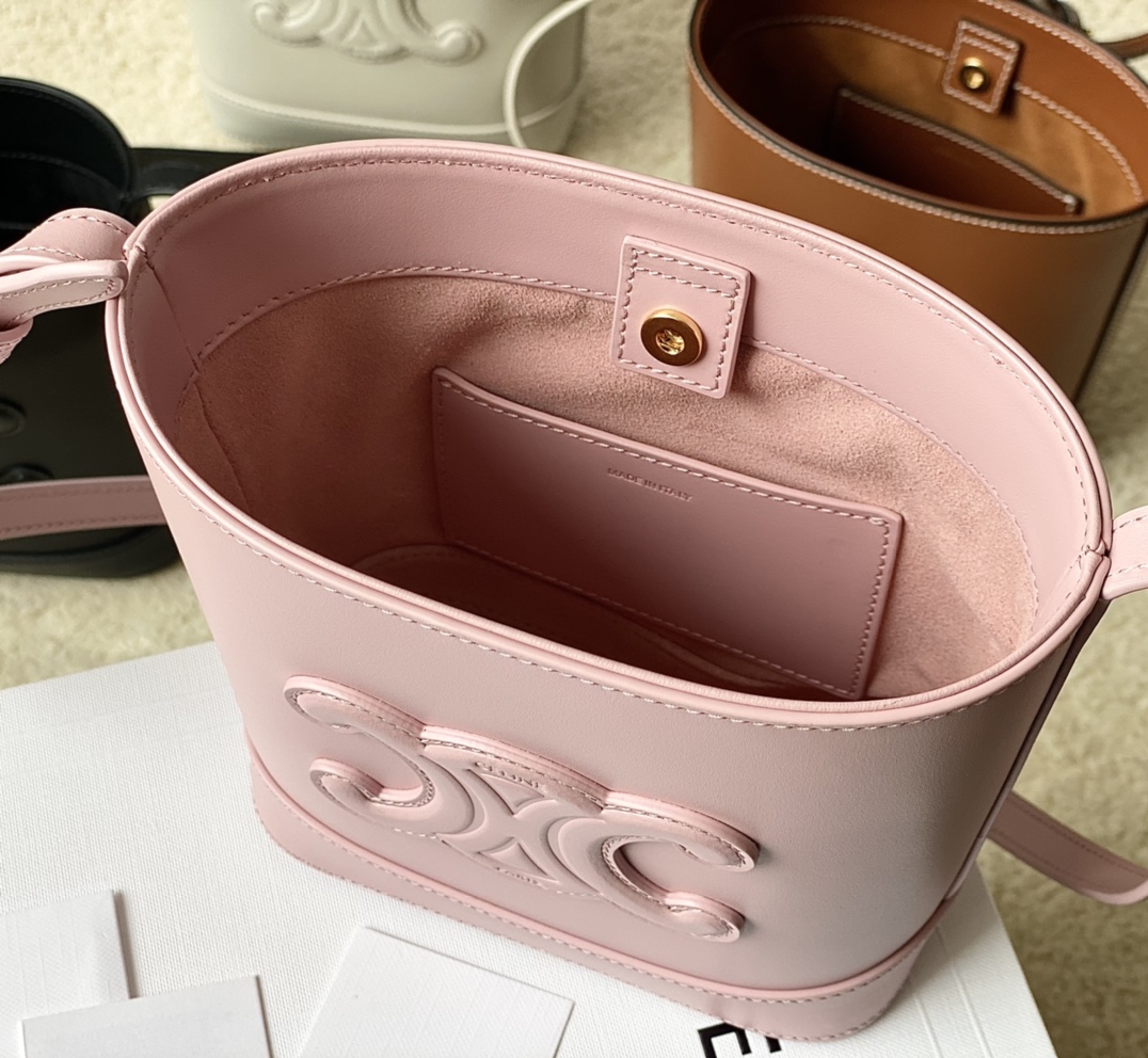 Ce**e mini bucket cuir triomphe