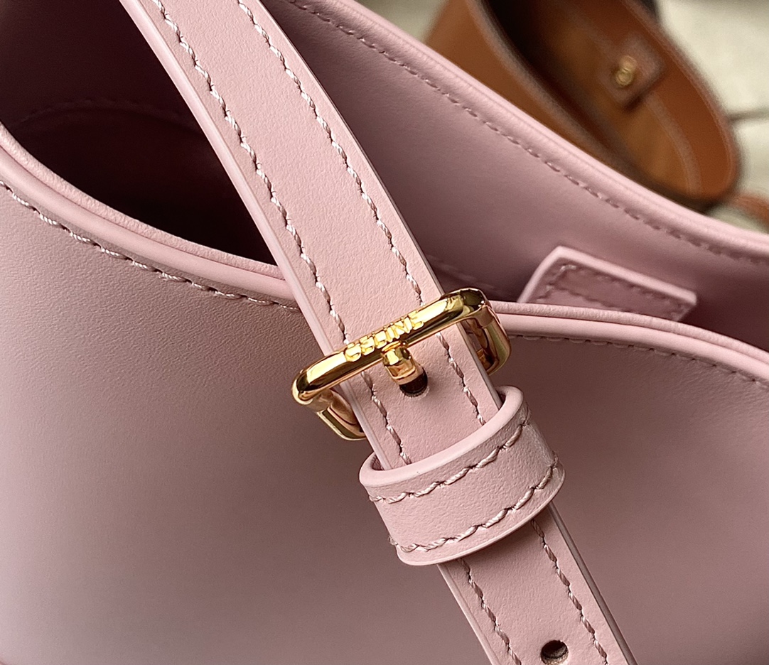 Ce**e mini bucket cuir triomphe