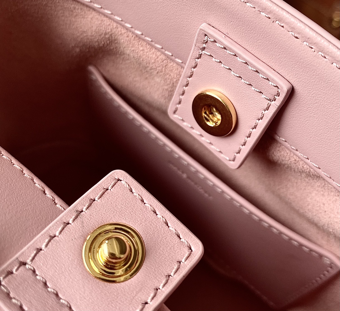 Ce**e mini bucket cuir triomphe