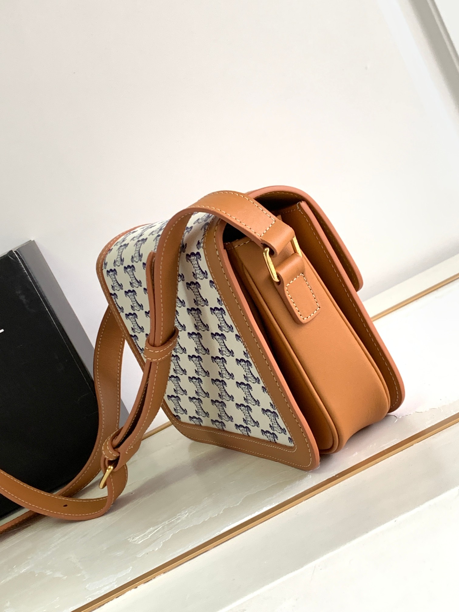 Ce**e classique triomphe bag