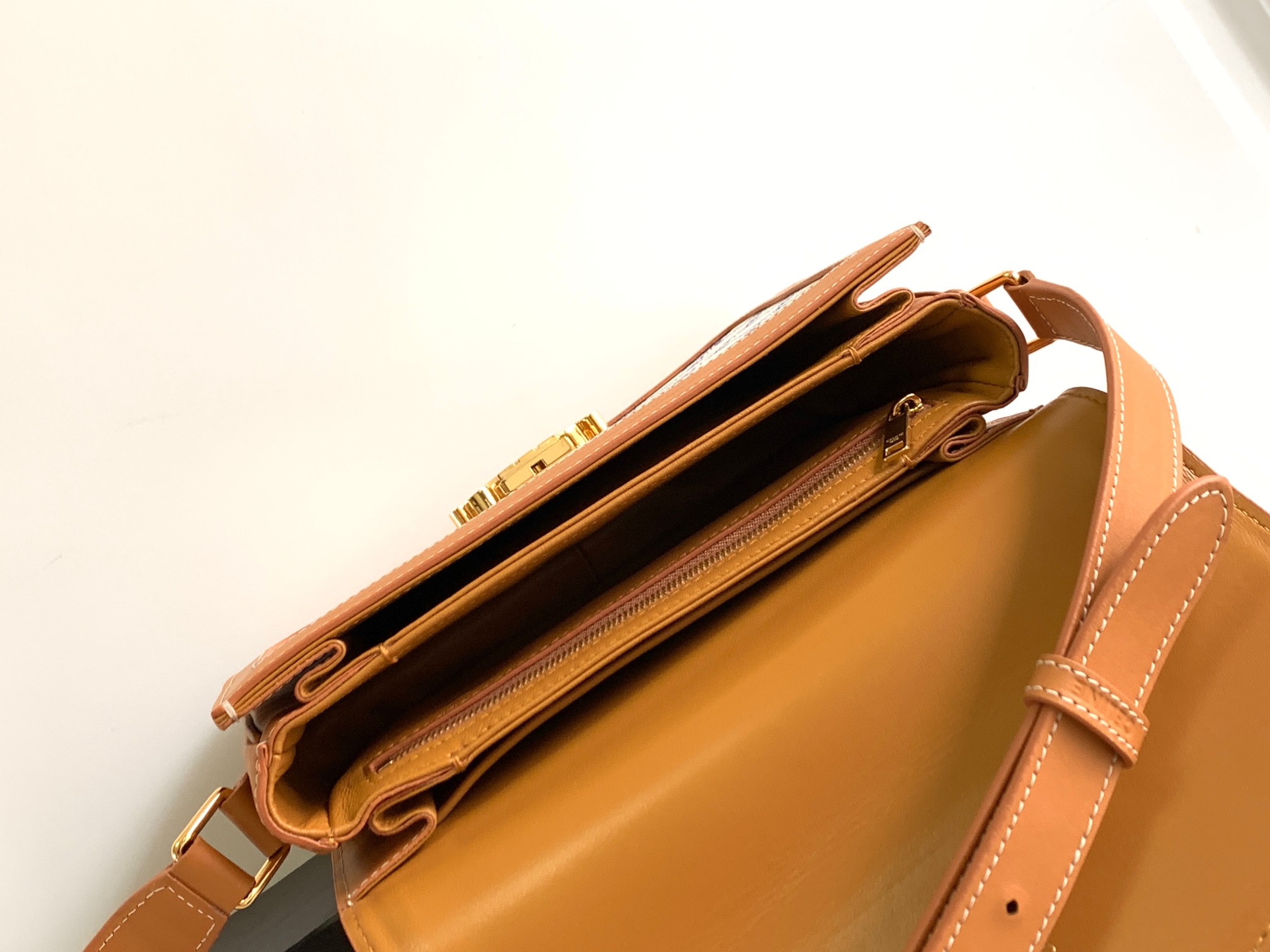 Ce**e classique triomphe bag