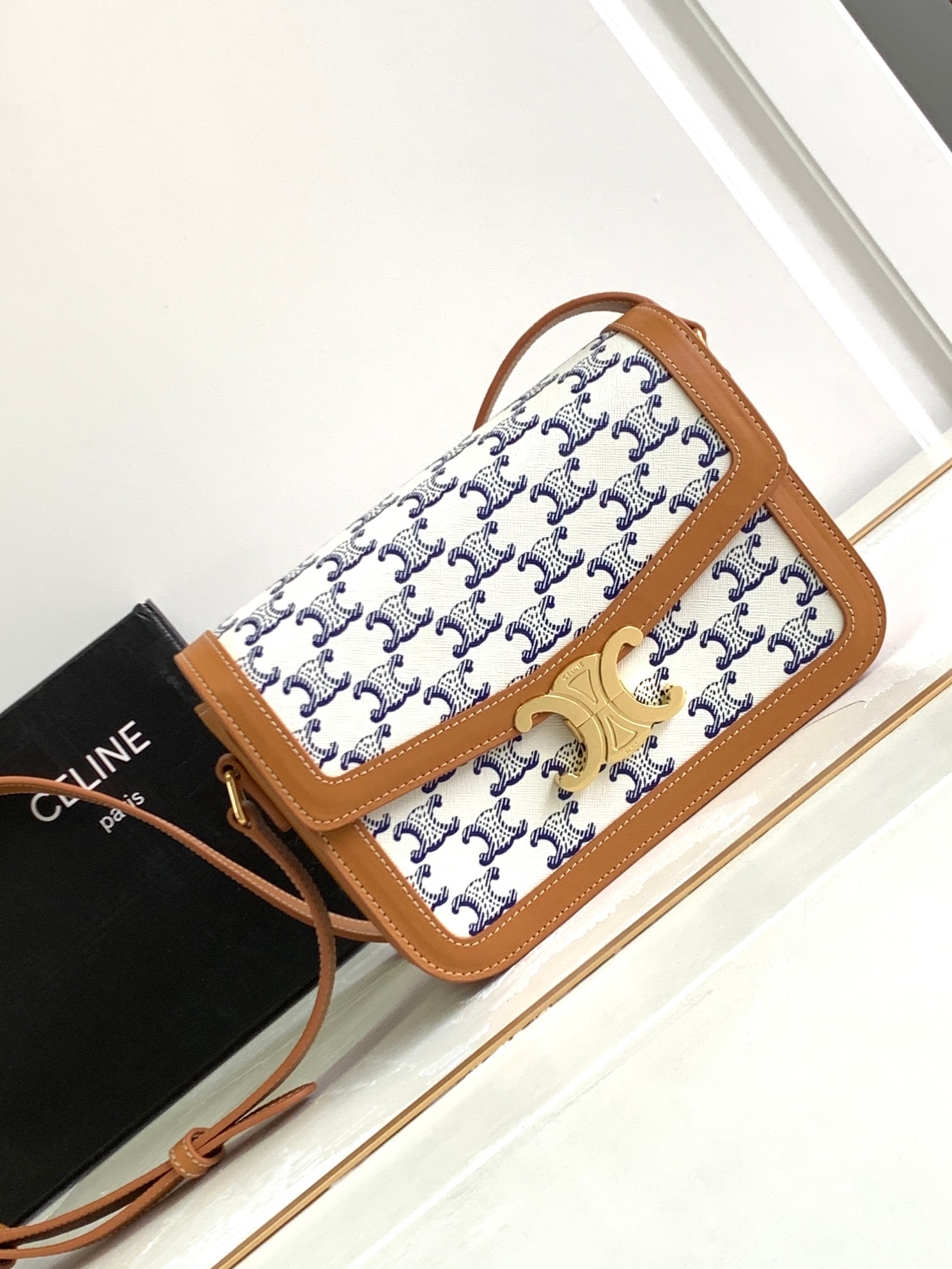Ce**e classique triomphe bag