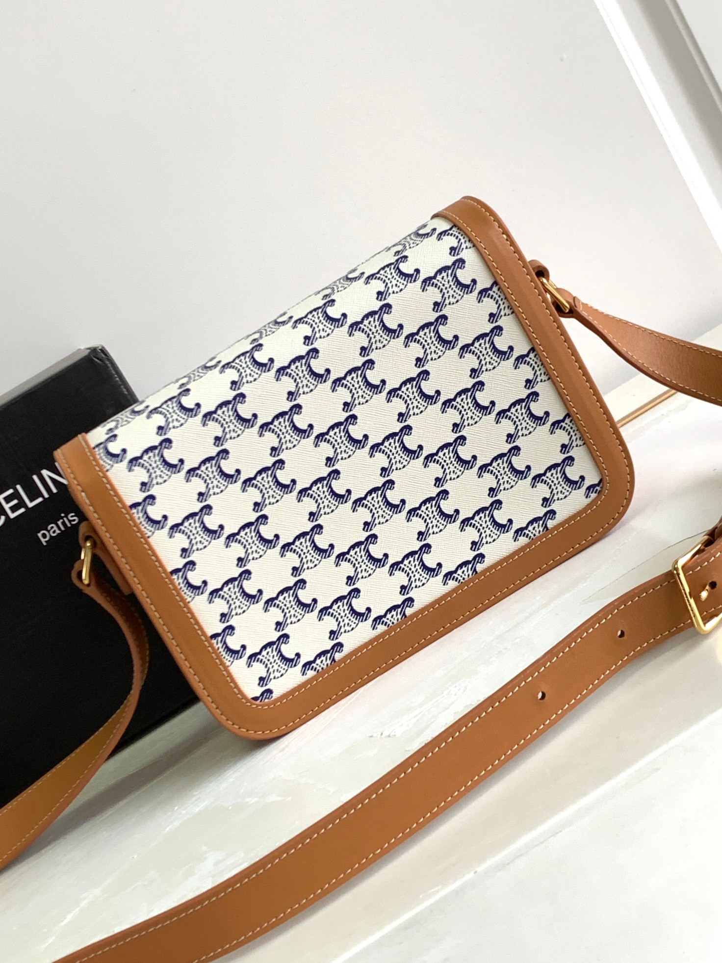 Ce**e classique triomphe bag