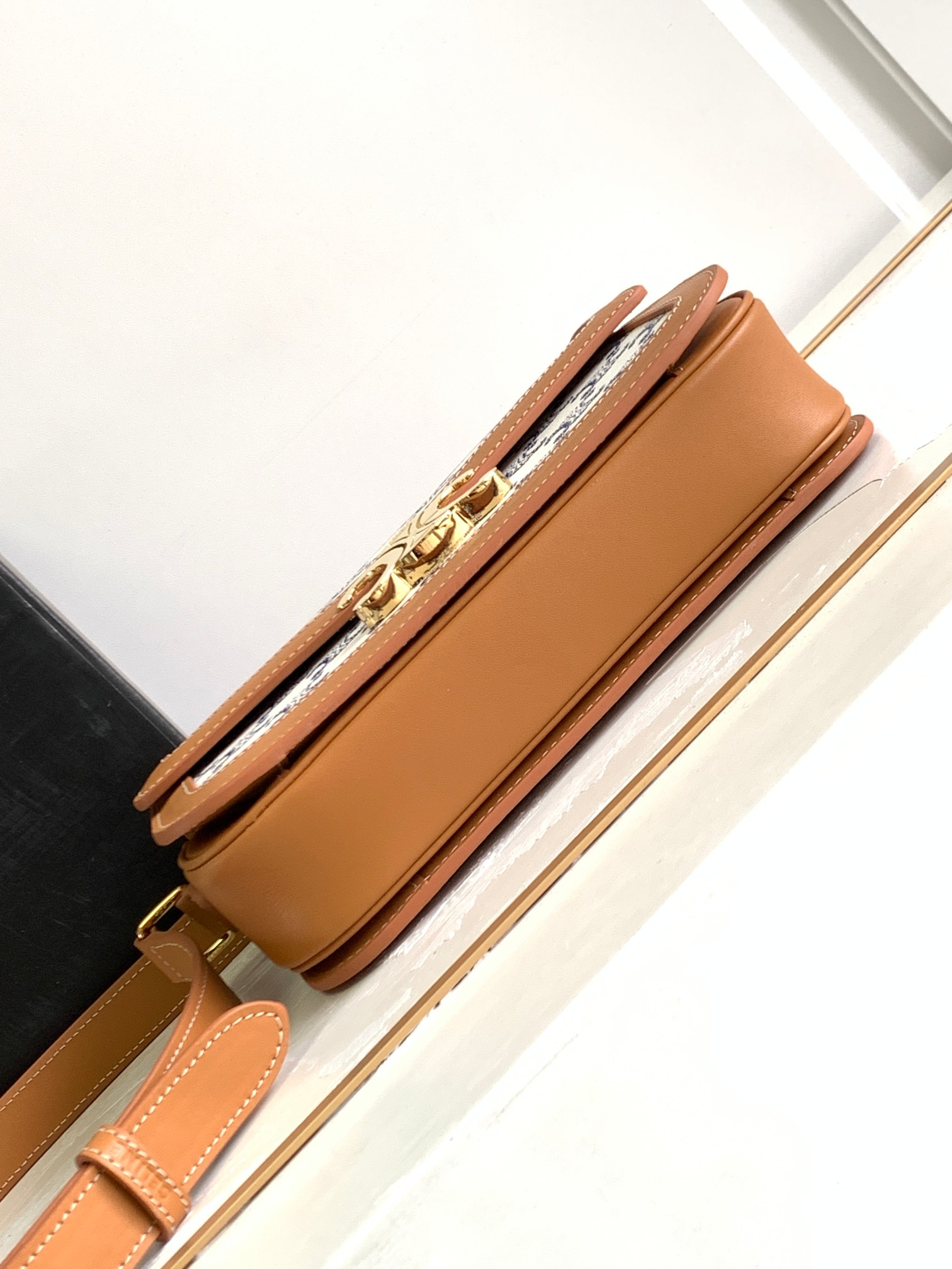 Ce**e classique triomphe bag