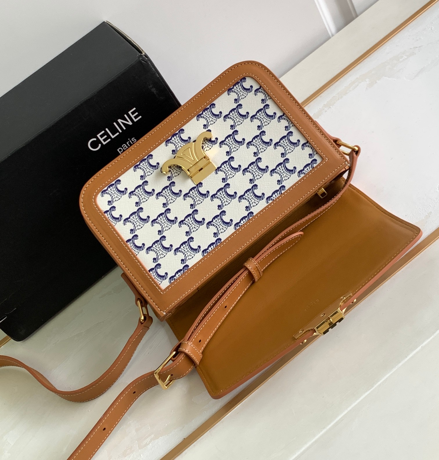 Ce**e classique triomphe bag