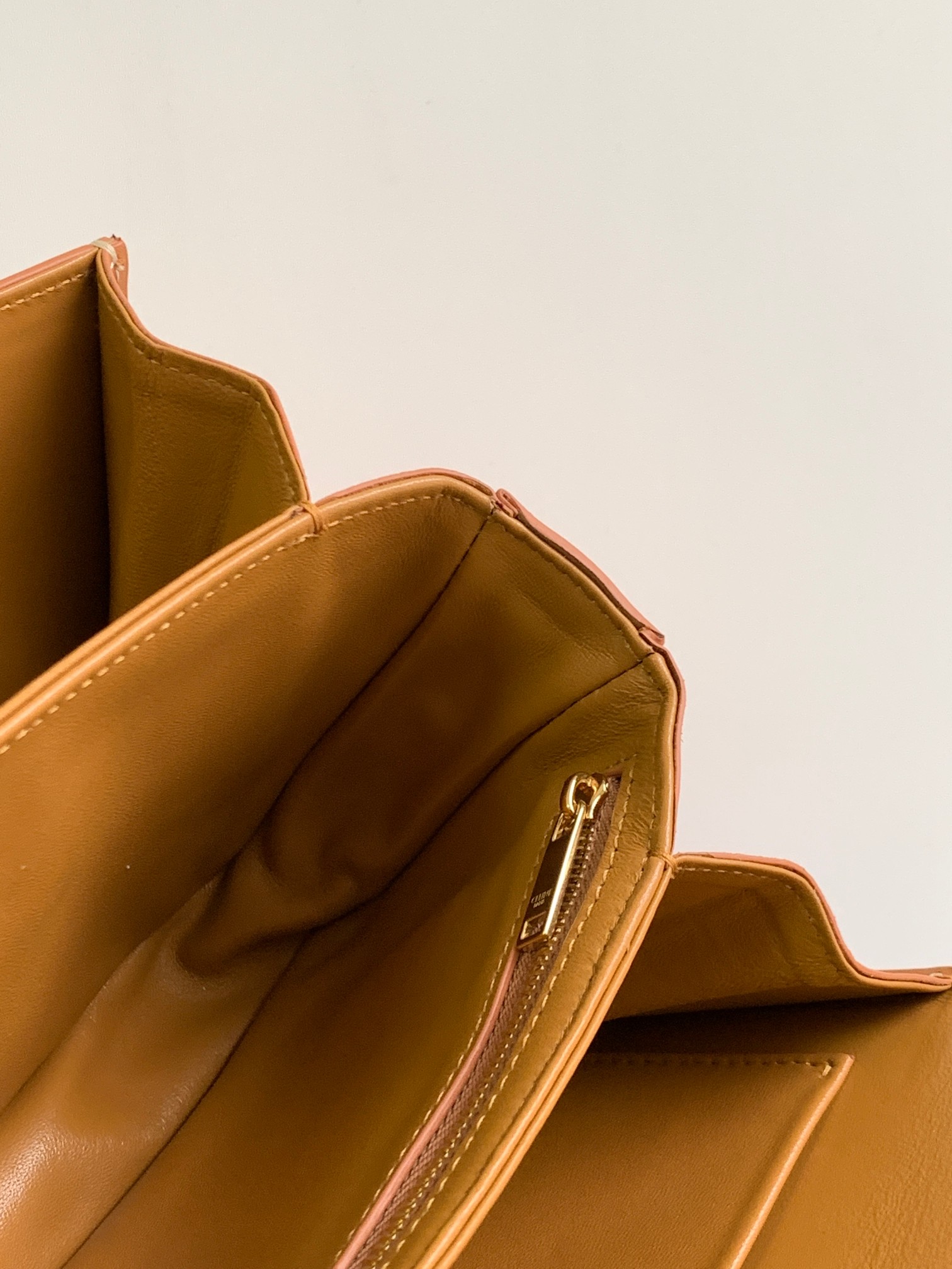 Ce**e classique triomphe bag