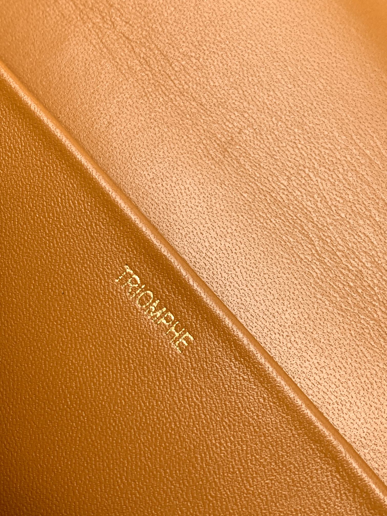 Ce**e classique triomphe bag