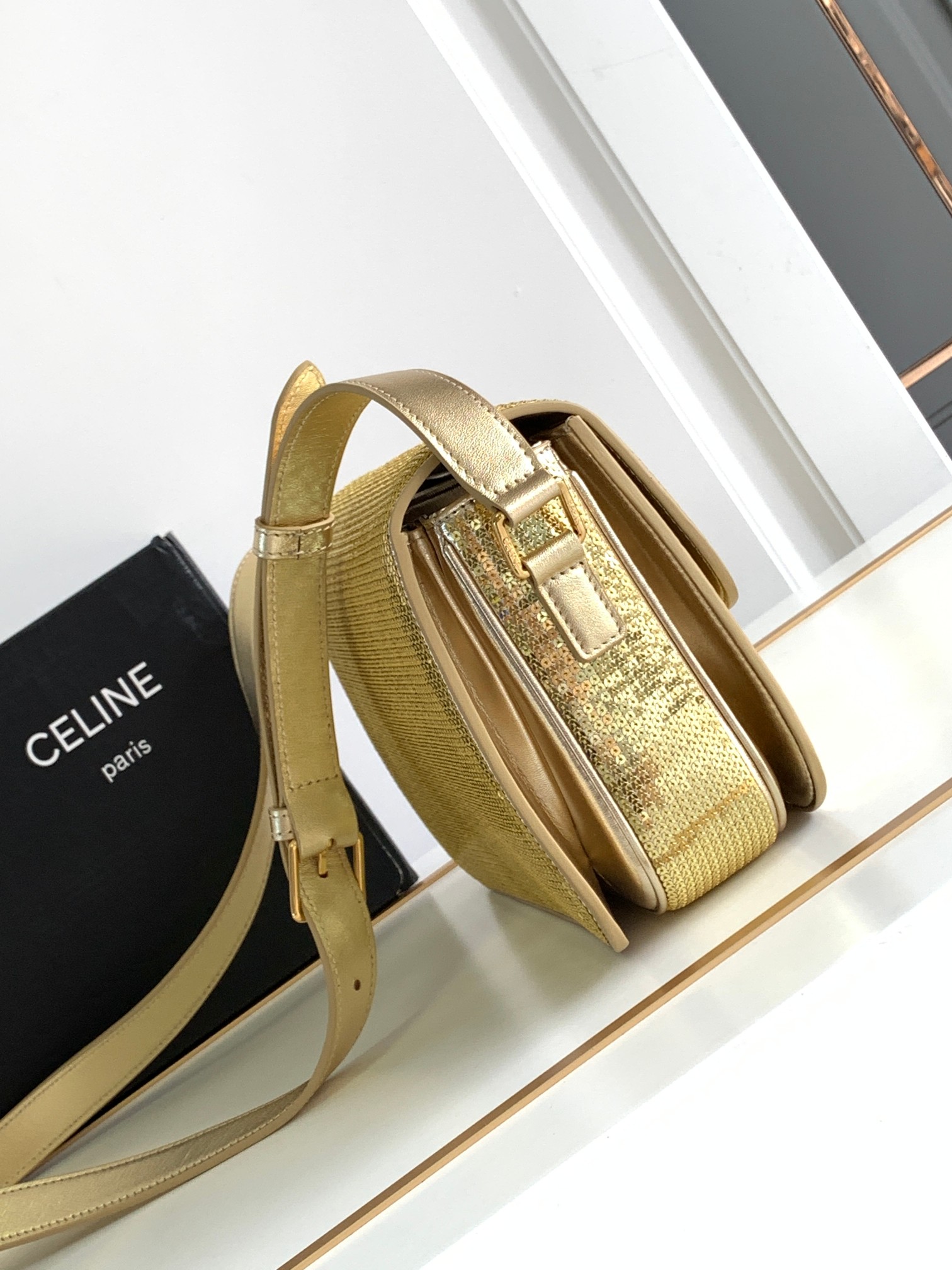 Ce**e classique triomphe bag