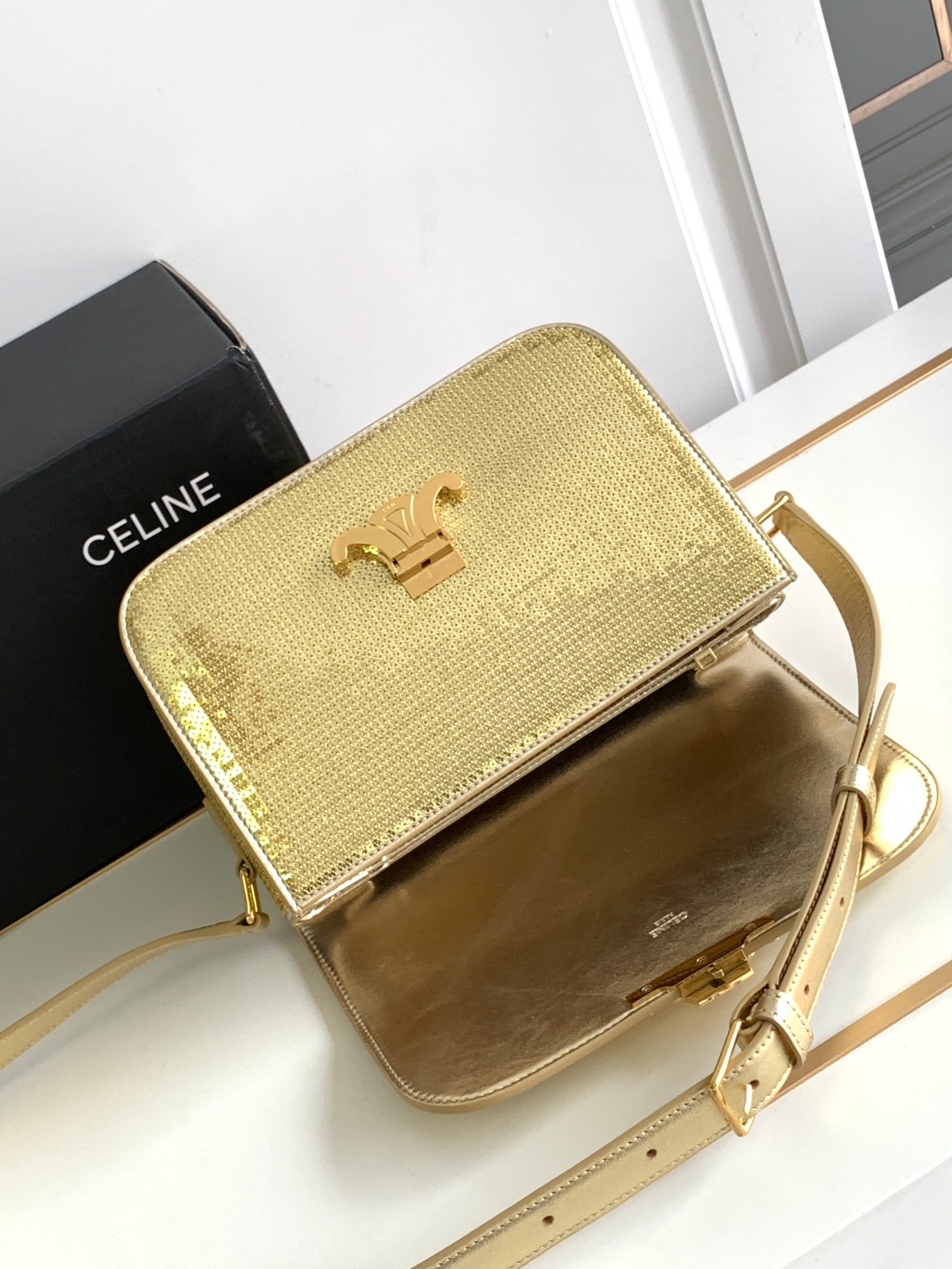 Ce**e classique triomphe bag