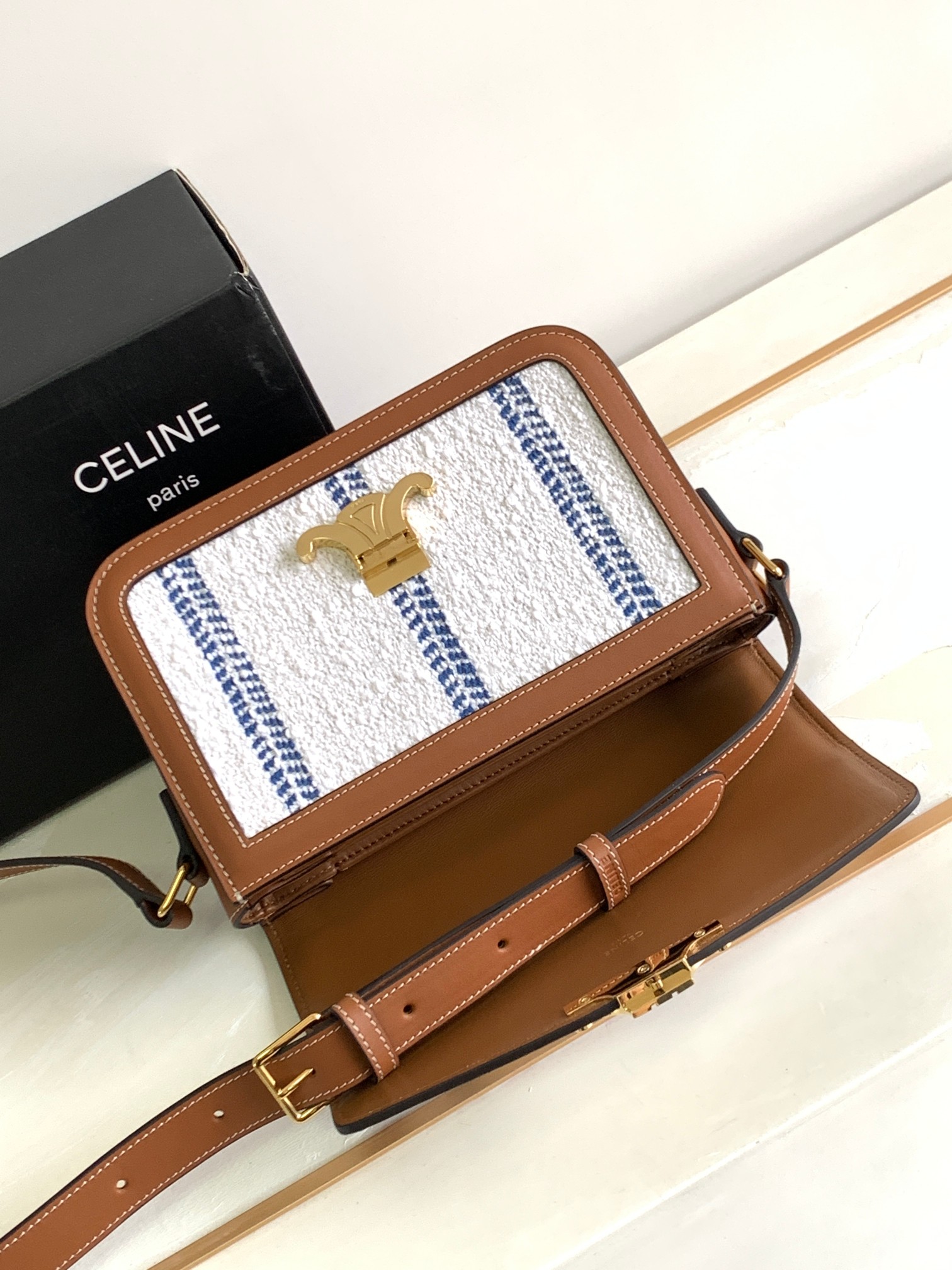 Ce**e classique triomphe bag