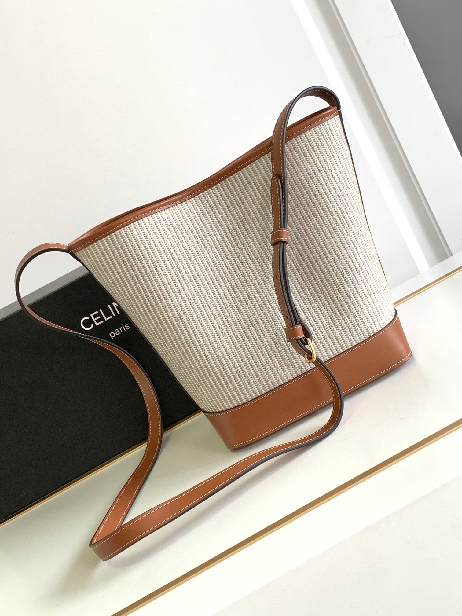 Ce**e small bucket cuir triomphe